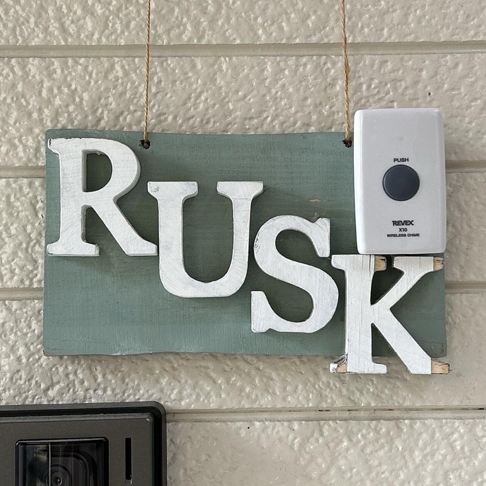 玄関先のRUSKのベル